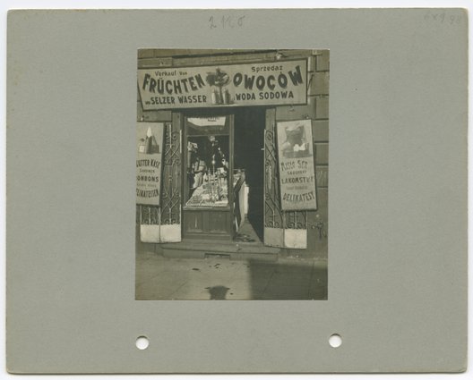 Witryna sklepu przy ulicy Długiej