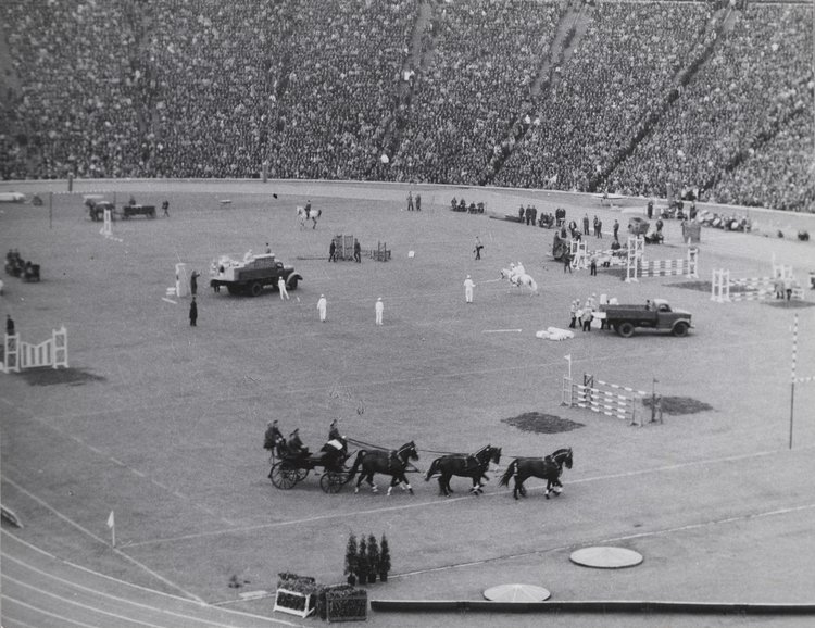 Zawody hippiczne na Stadionie Dziesięciolecia