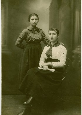 Portret dwóch młodych kobiet z rodziny Reiffów i Kleinschmidtów