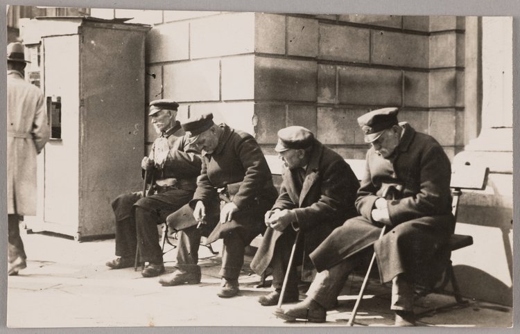 Czterech starszych mężczyzn na ławce