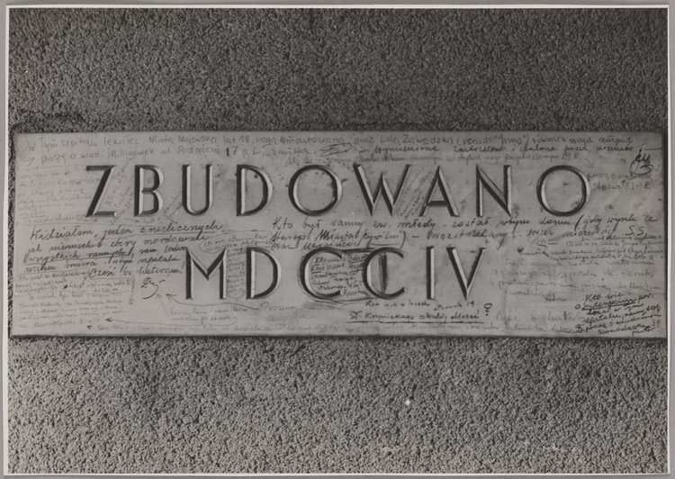 Tablica z pałacu Raczyńskich przy ulicy Długiej 7, gdzie mieścił się Centralny Szpital Powstańczy nr 1