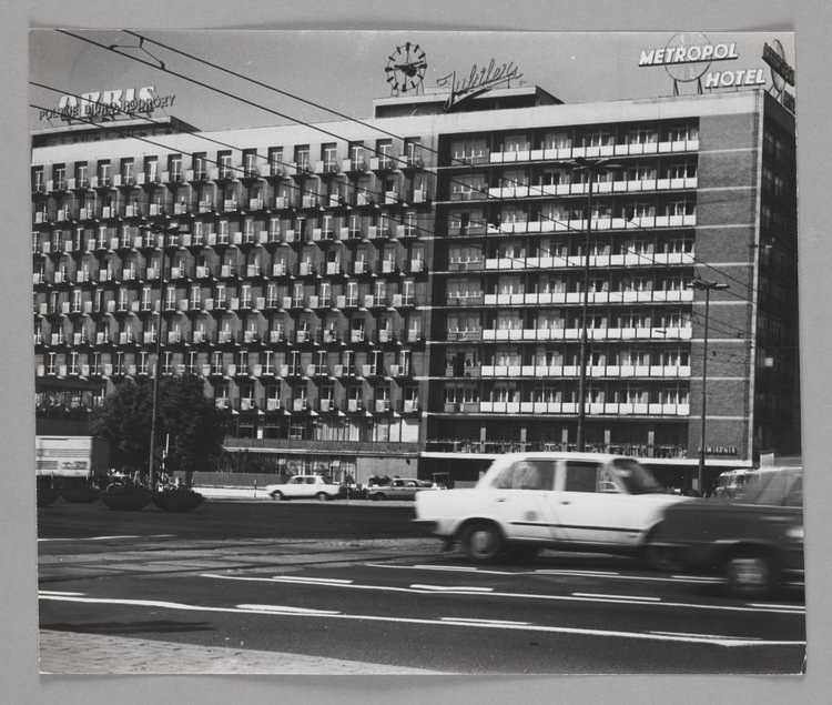Gmach hotelu Metropol u zbiegu ulicy Marszałkowskiej i Alej Jerozolimskich