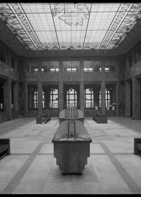 Wnętrze głównej sali operacyjnej w gmachu Pocztowej Kasy Oszczędności przy ulicy Świętokrzyskiej