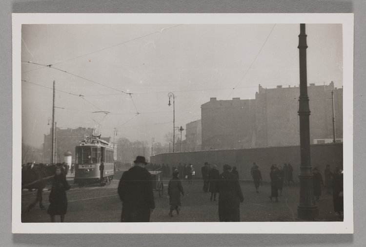 Mur getta przebiegający przez plac Żelaznej Bramy