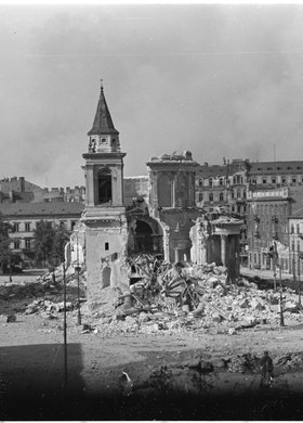 Panorama placu Trzech Krzyży z ruinami kościoła św. Aleksandra