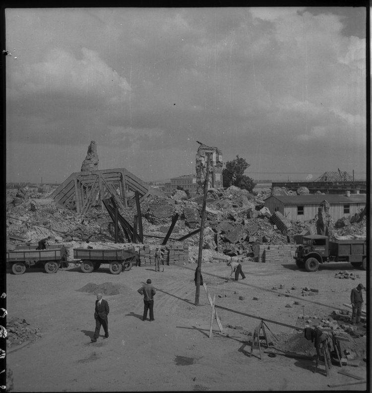 Plac Zamkowy, przygotowania do ustawienia kolumny króla Zygmunta III Wazy