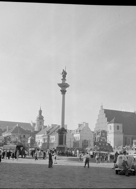 Plac Zamkowy i Kolumna Zygmunta III Wazy na tle odbudowanych kamienic Starego Miasta