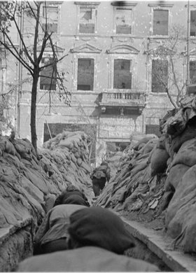 Powstańcy przechodzący przekopem przez Aleje Jerozolimskie