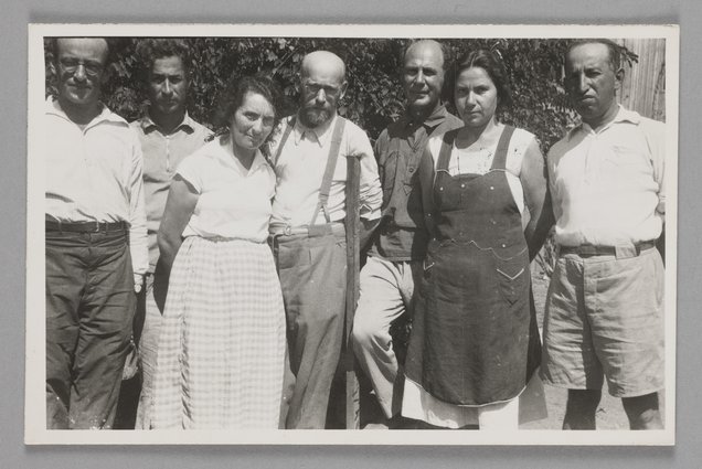 Fotografia przedstawiająca Janusza Korczaka (Henryka Goldszmita) z nauczycielami w kibucu Ein Harod