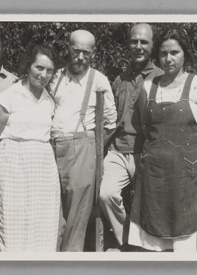 Fotografia przedstawiająca Janusza Korczaka (Henryka Goldszmita) z nauczycielami w kibucu Ein Harod