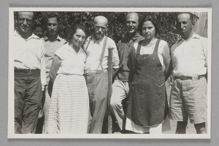 Fotografia przedstawiająca Janusza Korczaka (Henryka Goldszmita) z nauczycielami w kibucu Ein Harod
