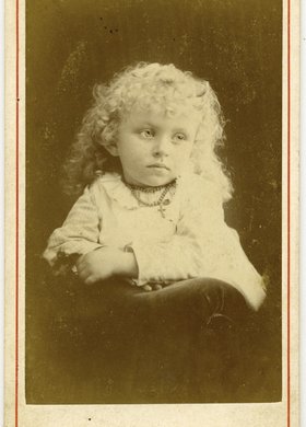 Portret dziewczynki z kręconymi włosami