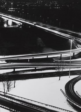 Most Łazienkowski i fragment Trasy Łazienkowskiej nocą