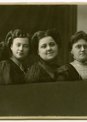 Portret czterech nieznanych kobiet