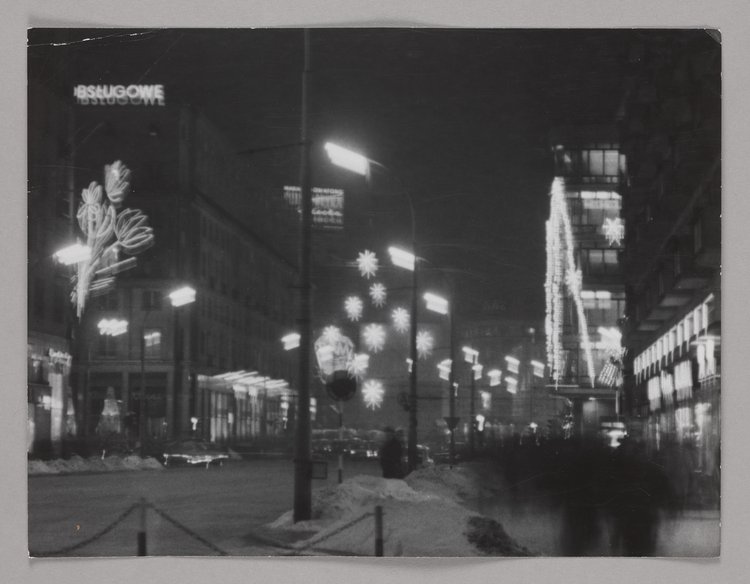 Widok zbiegu ulicy Kruczej i Alej Jerozolimskich w nocnym oświetleniu