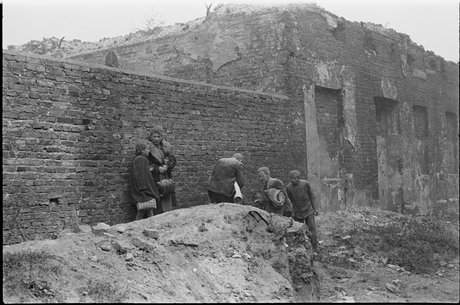 Grupa ludności cywilnej wśród ruin
