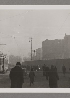 Mur getta przebiegający przez plac Żelaznej Bramy