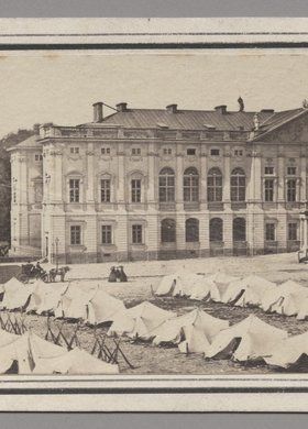 Namioty wojsk carskich na placu przed pałacem Krasińskich, rozstawione po wprowadzeniu stanu wojennego