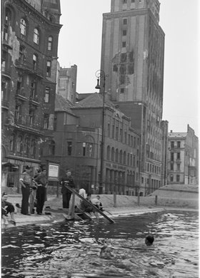 Kąpiel powstańców w zbiorniku przeciwpożarowym na placu Napoleona