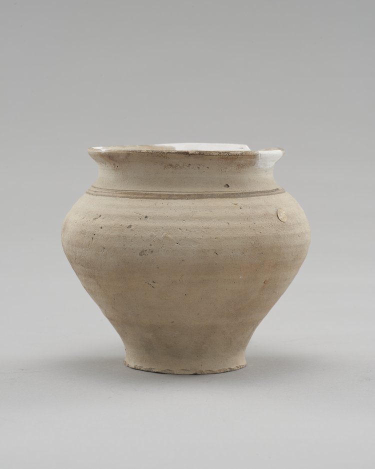 Naczynie z białej ceramiki