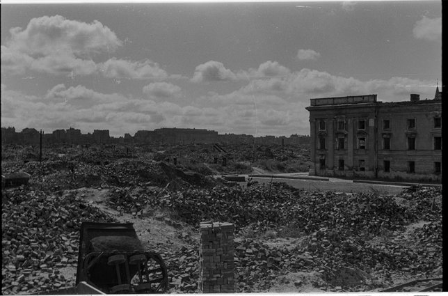 Teren byłego getta, ulica Zamenhofa z gmachem Koszar Artylerii Koronnej