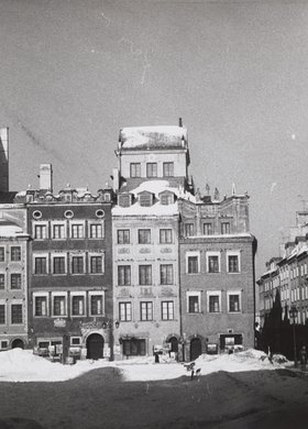 Rynek Starego Miasta zimą, widok na kamienice strony Dekerta