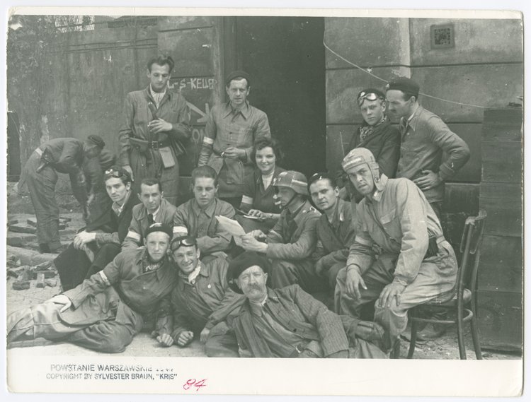 Żołnierze z kompanii "Andrzej", zgrupowania "Bartkiewicz" Armii Krajowej. Rejon ulicy Marszałkowskiej przy Królewskiej