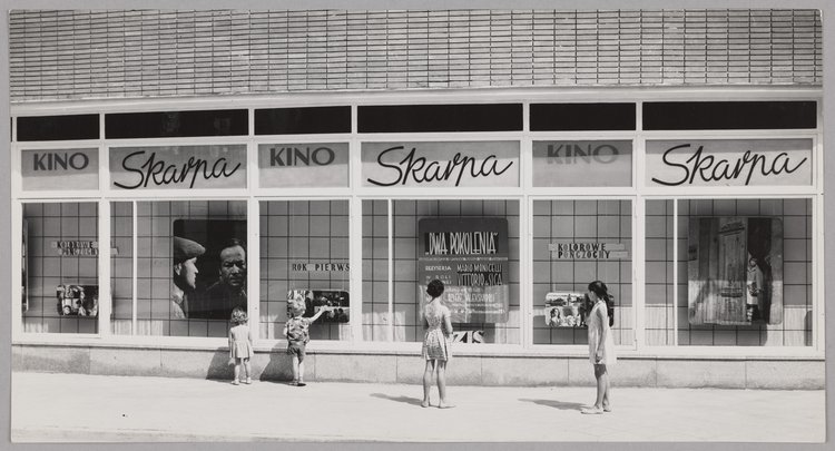 Kino Skarpa, witryna z repertuarem od ulicy Gałczyńskiego