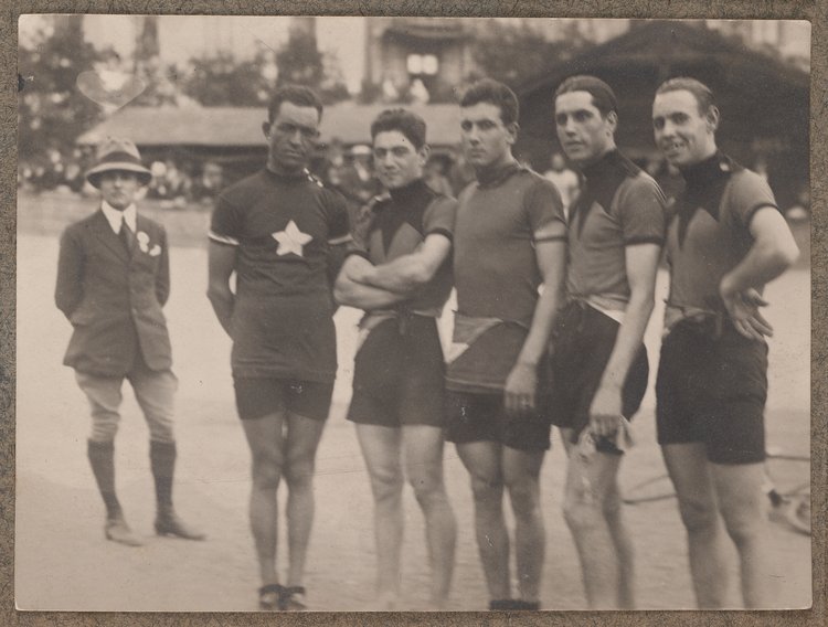 Album z fotografiami cyklistów na Dynasach