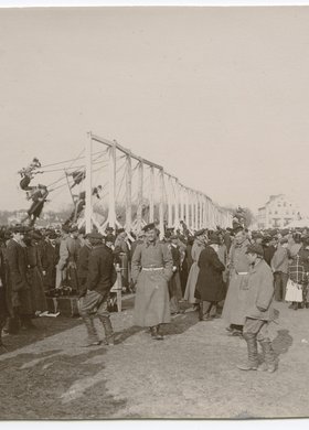 Zabawy ludowe na Polu Mokotowskim podczas świąt wielkanocnych
