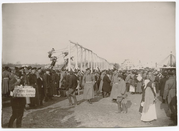 Zabawy ludowe na Polu Mokotowskim podczas świąt wielkanocnych