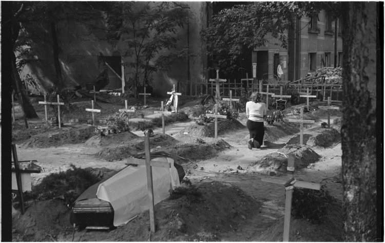 Cmentarz powstańczy w ogrodzie na tyłach posesji przy ulicy Mazowieckiej 9