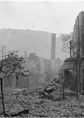 Ruiny zabudowy ulicy Jasnej przy skrzyżowaniu ze Świętokrzyską