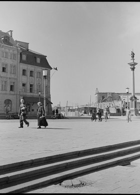 Widok na plac Zamkowy z Krakowskiego Przedmieścia