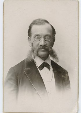 Portret mężczyzny w binoklach