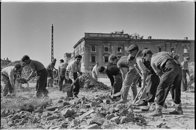Grupa Żydów pracujących przy odgruzowaniu terenów byłego getta
