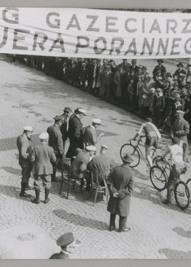 Wyścig rowerowy gazeciarzy sprzed siedziby "Kuriera Porannego" na placu Dąbrowskiego