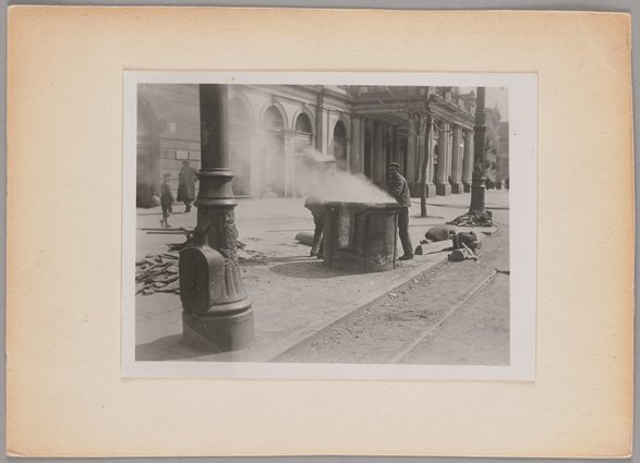 Asfaltowanie jezdni przed Resursą Obywatelską na Krakowskim Przedmieściu