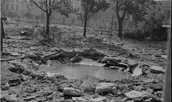 Lej po bombie na placu Dąbrowskiego