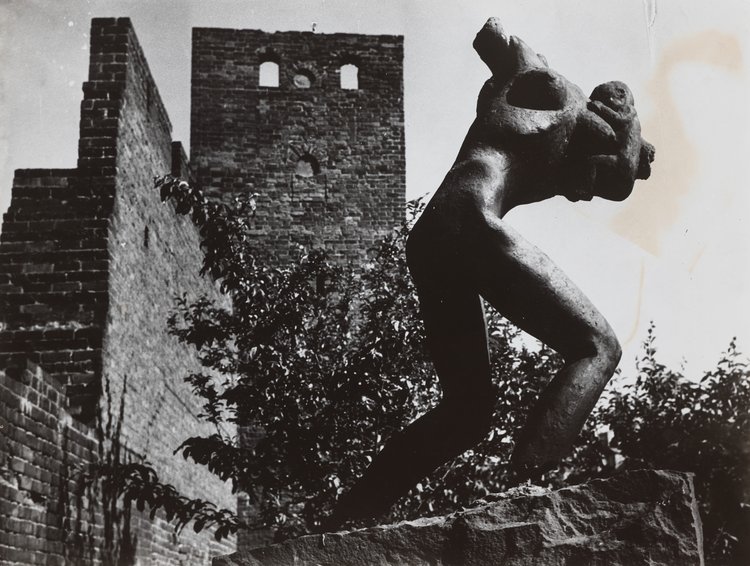 Rzeźba "Oświęcim II" autorstwa Franciszka Strynkiewicza