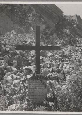 Grób powstańczy na dziedzińcu Archiwum Akt Dawnych