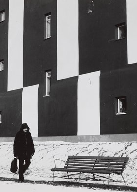 View from Marchlewskiego St. (currently: Aleja Jana Pawła II) of the endwall of the tenement house at 45 Sienna St.