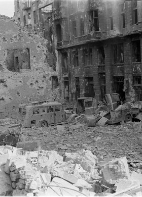 Ruiny zabudowy przy ulicy Wareckiej