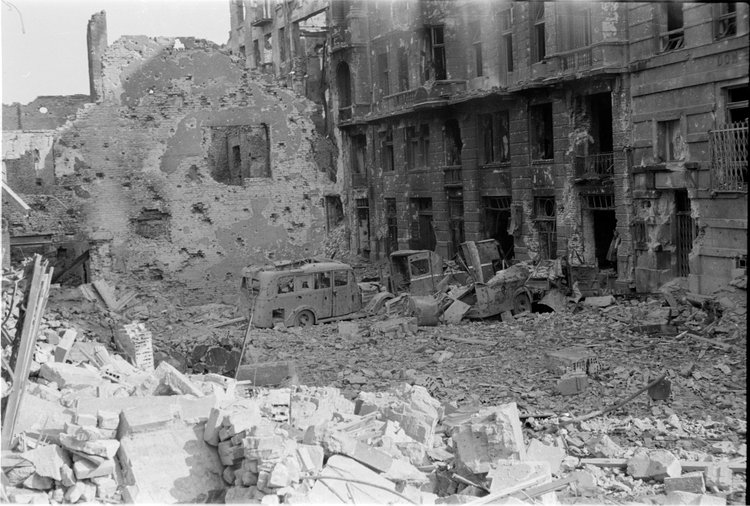 Ruiny zabudowy przy ulicy Wareckiej