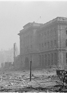 Zniszczony gmach Poczty Głównej