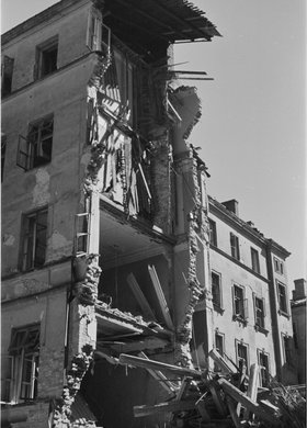 Ruiny kamienicy przy ulicy Złotej 36