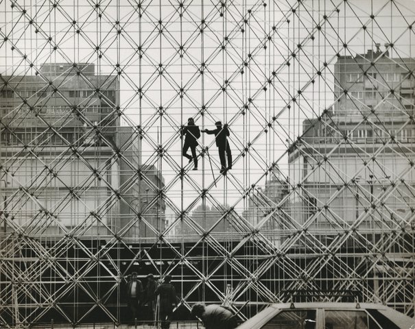 
                     
                     Edward Hartwig, Budowa ołtarza na placu Defilad, czerwiec 1987.
                     
                     