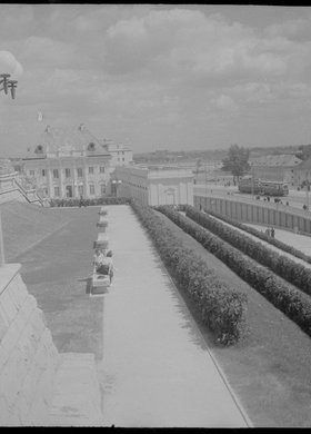 Tarasy pod zburzonym Zamkiem Królewskim i fragment Trasy W-Z