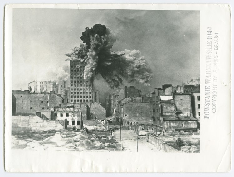 Powstanie warszawskie. Wybuch pocisku na gmachu Prudentialu