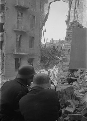 Powstańcy na stanowisku strzeleckim